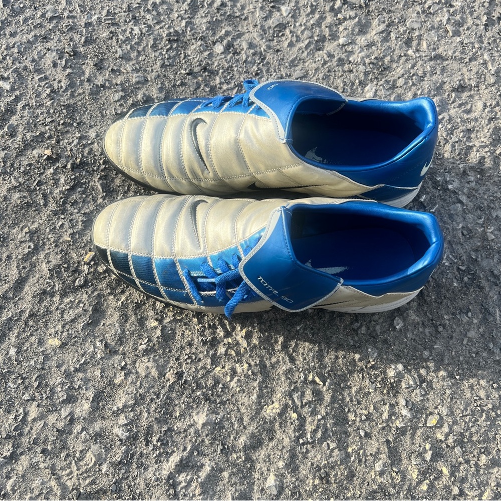 Soccer shoes : total 90 zoom 2003 worn by legendary players